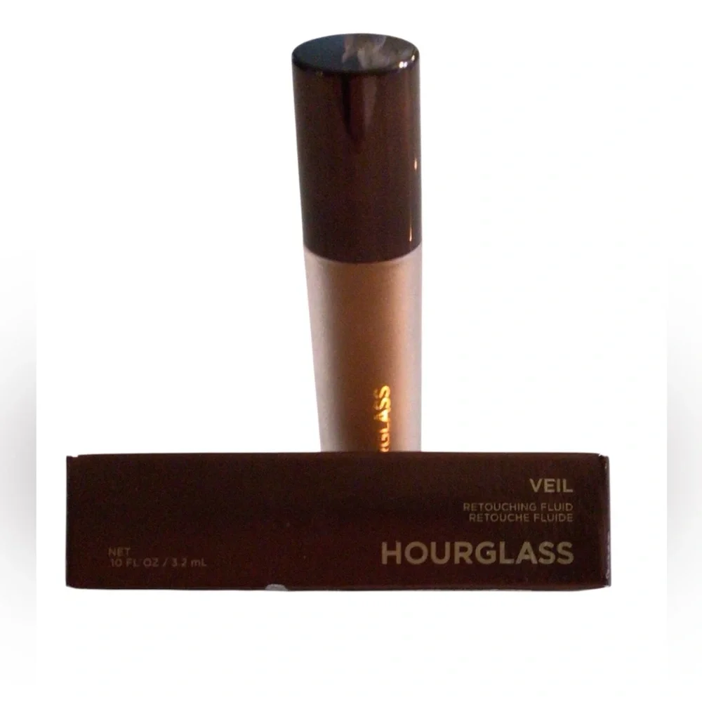 HOURGLASS VEIL RETOUCHING FLUID in shade ALMOND